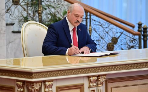 Lukaşenko "Belarus xalqının soyqırımı haqqında" qanun imzalayıb