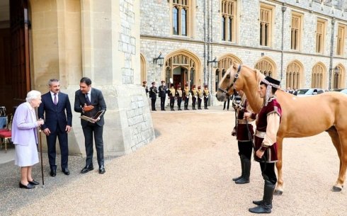 Prezident İlham Əliyevin Britaniya kraliçasına göndərdiyi Qarabağ atı "Vindzor" sarayında təqdim olunub